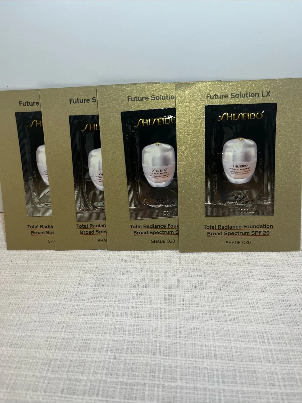 Shiseido Future solution Radiance Foundation SPF 20 - Shade O20 (4 samples).NWT